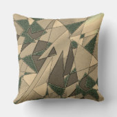 '濃い緑の背景'上のベージュ三角形切り出し クッション (裏面)