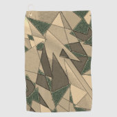 '濃い緑の背景'上のベージュ三角形切り出し ゴルフタオル (正面)