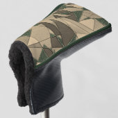 '濃い緑の背景'上のベージュ三角形切り出し ゴルフヘッドカバー (3/4 正面)