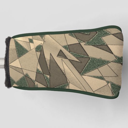 '濃い緑の背景'上のベージュ三角形切り出し ゴルフヘッドカバー (正面)