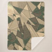 '濃い緑の背景'上のベージュ三角形切り出し シェルパブランケット (正面)