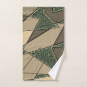 '濃い緑の背景'上のベージュ三角形切り出し バスタオルセット (ハンドタオル)