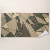 '濃い緑の背景'上のベージュ三角形切り出し ビーチタオル (正面)