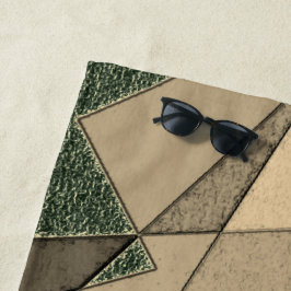 '濃い緑の背景'上のベージュ三角形切り出し ビーチタオル