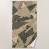 '濃い緑の背景'上のベージュ三角形切り出し ビーチタオル (正面)