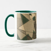 '濃い緑の背景'上のベージュ三角形切り出し マグカップ (左)