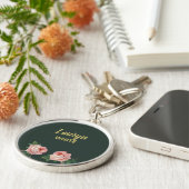 濃い緑の葉上にピンクの花と花 キーホルダー (側面)