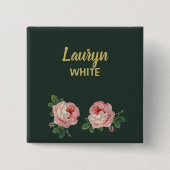 濃い緑の葉上にピンクの花と花 缶バッジ (正面)