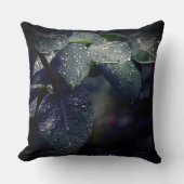 濃い緑の離れと雨滴 クッション (正面)