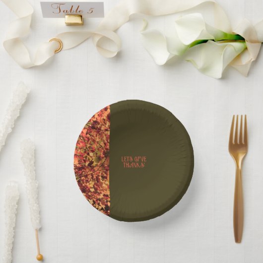 濃い緑の離れ人が幸せ感謝祭与え感謝していを行う ペーパーボウル (ウェディング)