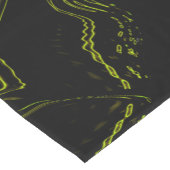 濃い背景に緑の波状の長いストローク ショートテーブルランナー (コーナー)