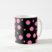 濃い背景の明るい様式化されたピンクの花。abst コーヒーマグカップ (正面右)