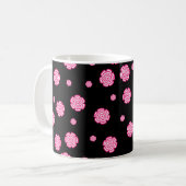 濃い背景の明るい様式化されたピンクの花。abst コーヒーマグカップ (正面左)