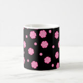 濃い背景の明るい様式化されたピンクの花。abst コーヒーマグカップ (中央)