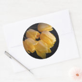 「濃い背景の黄色いチューリップ」 ラウンドシール (封筒)