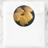 「濃い背景の黄色いチューリップ」 ラウンドシール (バッグ)