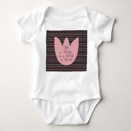 濃い背景シンプルを持つピンクのチューリップパターン ベビーボディスーツ (正面)