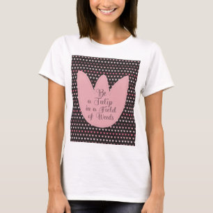 濃い背景シンプルを持つピンクのチューリップパターン Tシャツ