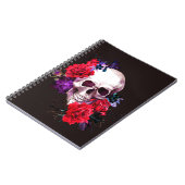 濃い花の枝と赤いバラの海を持つスカル ノートブック (左側)