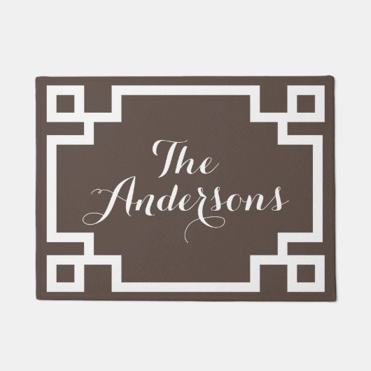 濃い茶色と白のギリシャ語鍵モノグラム文字 ドアマット (正面)