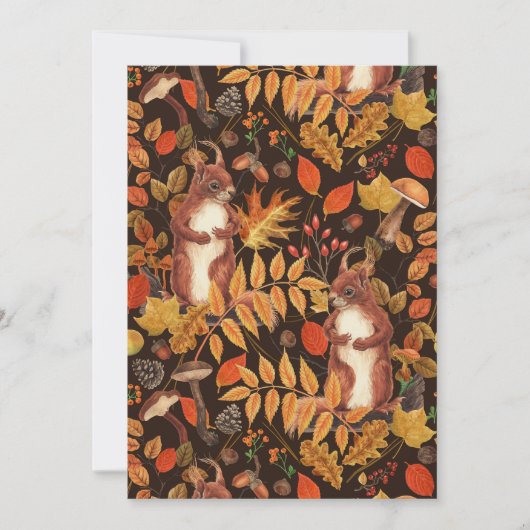 濃い茶色の秋のリスとフローラ (正面)