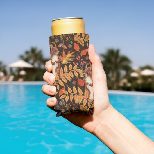 濃い茶色の秋のリスとフローラ スリム缶クーラー (インサイチュ プール)