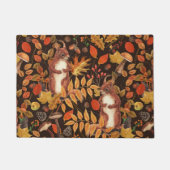 濃い茶色の秋のリスとフローラ ドアマット (正面)