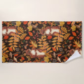 濃い茶色の秋のリスとフローラ ビーチタオル (正面)