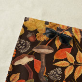 濃い茶色の秋のリスとフローラ ビーチタオル (インサイチュ)