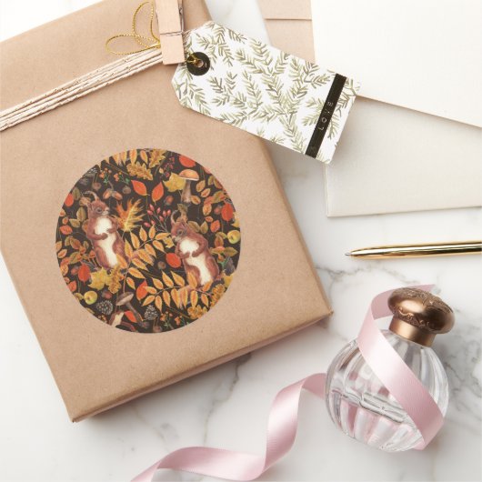 濃い茶色の秋のリスとフローラ ラウンドシール (ギフト)