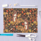 濃い茶色の秋のリスとフローラ 薄葉紙 (クラフト)