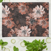 濃い茶色の背景にクリーム、寺色の花 キッチンタオル (折り畳み)