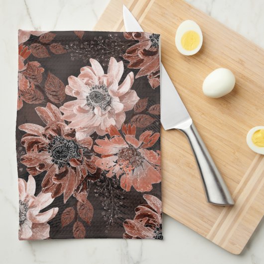 濃い茶色の背景にクリーム、寺色の花 キッチンタオル (四つ折り)
