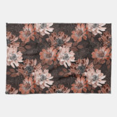 濃い茶色の背景にクリーム、寺色の花 キッチンタオル (横)