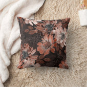 濃い茶色の背景にクリーム、寺色の花 クッション (ブランケット)