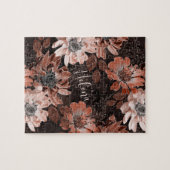 濃い茶色の背景にクリーム、寺色の花 ジグソーパズル (横)