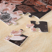 濃い茶色の背景にクリーム、寺色の花 ジグソーパズル (側面)