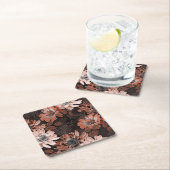 濃い茶色の背景にクリーム、寺色の花 スクエアペーパーコースター (インサイチュ)