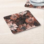 濃い茶色の背景にクリーム、寺色の花 スクエアペーパーコースター (アングル)