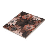 濃い茶色の背景にクリーム、寺色の花 タイル (側面)