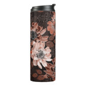 濃い茶色の背景にクリーム、寺色の花 タンブラー (回転左)