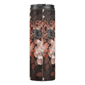 濃い茶色の背景にクリーム、寺色の花 タンブラー (裏面)