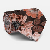 濃い茶色の背景にクリーム、寺色の花 ネクタイ (ロール)