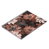 濃い茶色の背景にクリーム、寺色の花 ノートブック (左側)