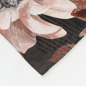 濃い茶色の背景にクリーム、寺色の花 フリースブランケット (角)