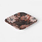 濃い茶色の背景にクリーム、寺色の花 ペーパープレート (傾斜あり)