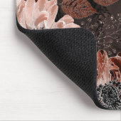 濃い茶色の背景にクリーム、寺色の花 マウスパッド (コーナー)