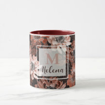 濃い茶色の背景にクリーム、寺色の花