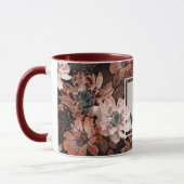 濃い茶色の背景にクリーム、寺色の花 マグカップ (左)