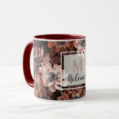 濃い茶色の背景にクリーム、寺色の花 マグカップ (正面左)